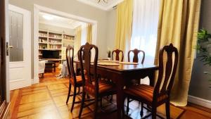 - une salle à manger avec une table et des chaises en bois dans l'établissement Centrico y amplio apartamento con wifi, à Bilbao