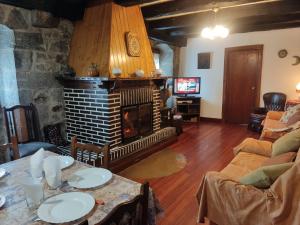 uma sala de estar com uma mesa e uma lareira em Hermoso Caserío Navarra. (Madoz) 