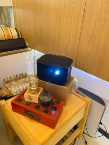 una radio su un tavolo con una scatola sopra di Lounge away a Città di Taitung