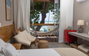 Schlafzimmer mit einem Bett und Meerblick in der Unterkunft Flor de Lis Exclusive Hotel in Maceió