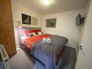 ein Schlafzimmer mit einem Bett mit zwei Schuhen drauf in der Unterkunft Frostwood in Mount Buller