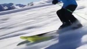 una persona está esquiando por una pista cubierta de nieve en Im Spiss, en Macugnaga