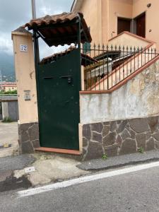 una porta verde sul lato di un edificio di Cava Resort Costa d'Amalfi a San Pietro