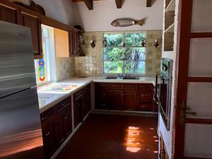 uma cozinha com um lavatório e uma janela em Casa La Bonita em Cuernavaca