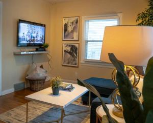 Home Away في ايري: غرفة معيشة مع طاولة وتلفزيون