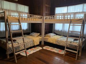 Kampong HuaibūYor Song Hostel Pai的房间里有几张双层床