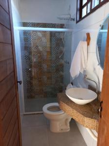 y baño con ducha, aseo y lavamanos. en Suíte família em Casa da Jaqueira, en Lençóis