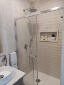 una doccia con una porta in vetro in un bagno di Lagoa azul guest house II a Vila Nova de Milfontes