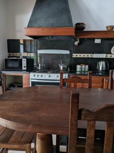 - une cuisine avec une table en bois et une cuisinière dans l'établissement LA MAMA, à Mercedes