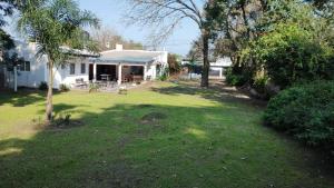 ein weißes Haus mit Garten in der Unterkunft LA MAMA in Mercedes