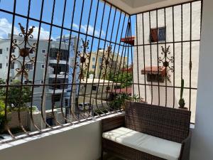 balcón con banco y vistas a la ciudad en Estancia Feliz, en Los Frailes