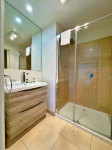 W łazience znajduje się prysznic i umywalka. w obiekcie Phillip Island Towers w mieście Cowes