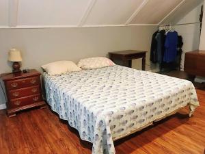 ein Schlafzimmer mit einem Bett, einer Kommode und einer Kommode in der Unterkunft Eden Farm: Private Studio Minutes from Salisbury in Eden