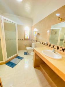 y baño con lavabo, aseo y espejo. en Villa ELIANA, en Marrakech