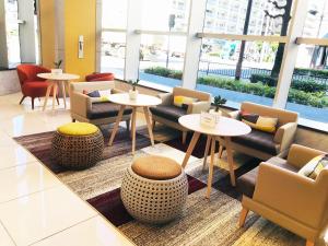 Holiday Inn & Suites Shin Osaka by IHG的休息区