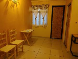 Pokój z oknem, stołem i krzesłami w obiekcie Casa Corazon w mieście Oaxaca
