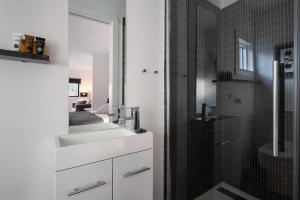 bagno con lavandino e doccia con specchio di Ablac Studio a Glenlyon