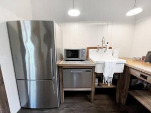 Una cocina o kitchenette en Cottage Retreat - Historic Cottage Home w Home Gym
