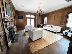 A seating area at Cottage Retreat - Historic Cottage Home w Home Gym