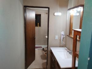 uma casa de banho com um lavatório, um WC e um espelho. em KALENA 4 Playa Bonita DAT em San Carlos de Bariloche
