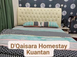 een slaapkamer met een bed met een getuft hoofdeinde bij D'Qaisara Homestay Kuantan in Kampong Bugis