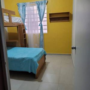 a bedroom with a bunk bed and a window at Hermosa casa en condominio in Cancún
