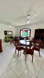 sala de estar con mesa, sillas y sofá en CASA VERDE, en Ubatuba