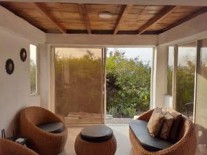 sala de estar con sillas y ventana grande en Casa Las Mantas, en Santa Marianita