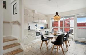 eine Küche und ein Esszimmer mit einem Tisch und Stühlen in der Unterkunft Lovely Apartment In Ulfborg With House A Panoramic View in Ulfborg