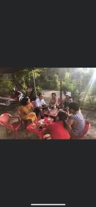 eine Gruppe von Menschen, die um einen Tisch sitzen in der Unterkunft Traveler’s choice home in Vietnam 1 in Củ Chi