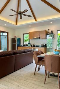uma sala de estar com um sofá e uma mesa em 3 bedroom pool at Kavilla Rawai em Rawai Beach