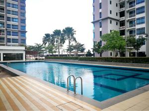 una piscina en medio de un edificio en J&R Homestay Johor Bahru near Austin Southkey CIQ Singapore, en Kangkar Teberau