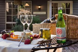 una botella de vino sentada en una mesa con comida en Albion, en Daylesford