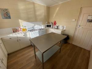eine kleine Küche mit einem Herd und einem Tisch in der Unterkunft Bendleby Ranges in Belton