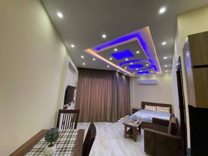um quarto com uma cama e um tecto roxo em ديزرت بيرل em Hurghada