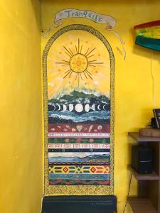 東河鄉的住宿－Dulan Tranquilo Hostel都蘭晃輕鬆青年旅舍咖啡館，黄色墙上的太阳画