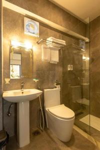 Pata Inn في كاتماندو: حمام مع مرحاض ومغسلة ودش