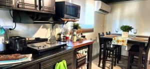 uma cozinha com um fogão e uma bancada em Finca Vidandrei CASA EUCALIPTO em Valle de Guadalupe