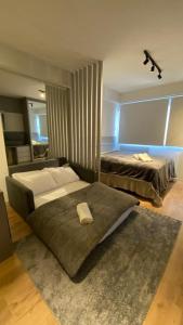 um quarto com 2 camas e um espelho em Studio LifeSpace Batel Curitiba em Curitiba