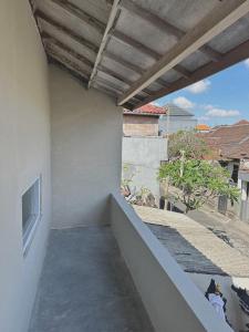 - un balcon d'une maison avec un toit dans l'établissement Ocean Loft, à Dalung