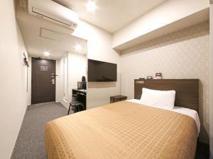 een hotelkamer met een bed en een bureau bij HOTEL LiVEMAX Chiba Chuo-Ekimae in Chiba