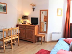 a living room with a tv on a wooden dresser at Studio confortable pour 2, pieds des pistes, centre station Vars Les Claux - FR-1-330B-210 in Vars