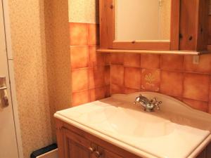 a bathroom with a sink and a mirror at Studio confortable pour 2, pieds des pistes, centre station Vars Les Claux - FR-1-330B-210 in Vars
