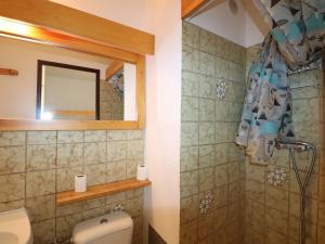uma casa de banho com um WC e um espelho. em Studio Le Grau-du-Roi, 1 pièce, 4 personnes - FR-1-307-244 em Le Grau-du-Roi
