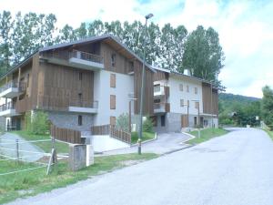 a building on the side of a road at Appartement Samoëns, 2 pièces, 4 personnes - FR-1-629-128 in Samoëns