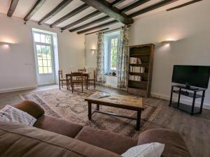 Galeriebild der Unterkunft Gîte familial avec piscine couverte, jardin privé, proche d'Aubeterre-sur-Dronne - FR-1-653-239 in Bellon