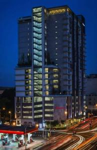 un grand bâtiment avec des lumières allumées dans une ville dans l'établissement D Majestic Hosted By TCL Home 4141, à Kuala Lumpur