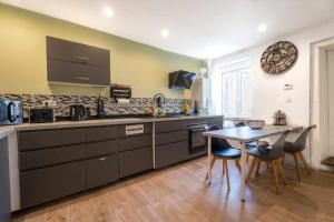 Kuchnia lub aneks kuchenny w obiekcie Le Cosy 120m² - 4 chambres - 8 personnes