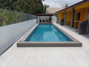 uma piscina no lado de uma casa em Ziella De Villa em Pantai Cenang