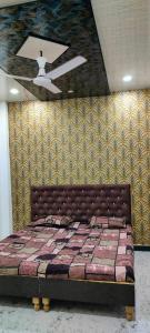 Postel nebo postele na pokoji v ubytování Shree radhe Kunj Guest House